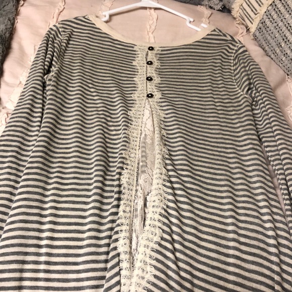 Stripped shirt with cute back - Picture 2 of 2